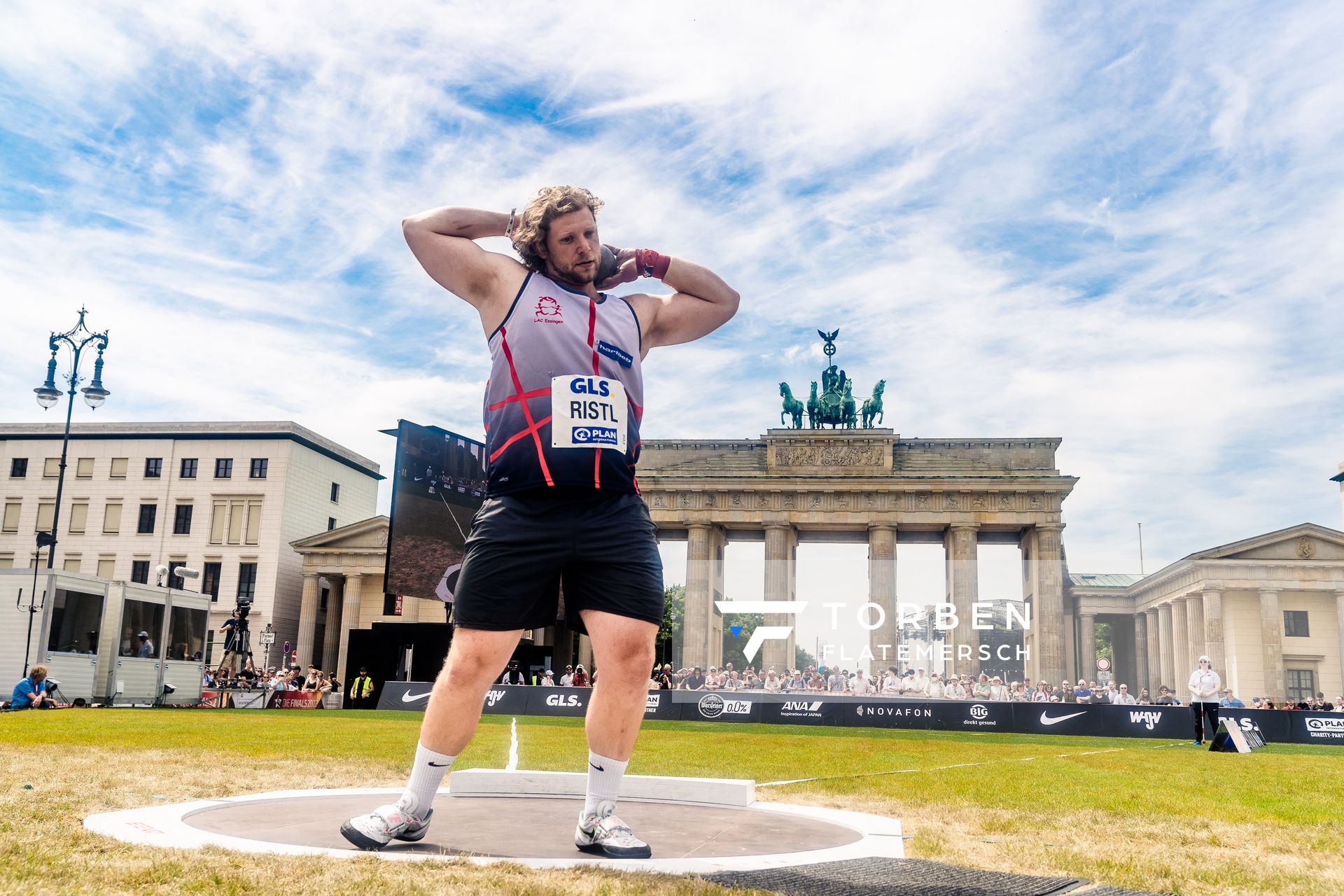 Silas Ristl (LAC Essingen) beim Kugelstossen waehrend der deutschen Leichtathletik-Meisterschaften auf dem Pariser Platz am 24.06.2022 in Berlin